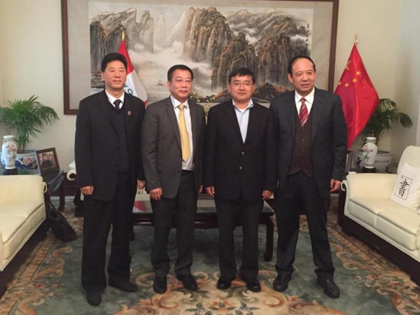 中國駐秘魯大使賈桂德與代表團領(lǐng)導合影.jpg