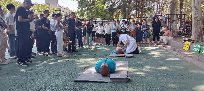 雁塔校區(qū)操場(chǎng)一角：直屬部門、離退休工會(huì)工作人員