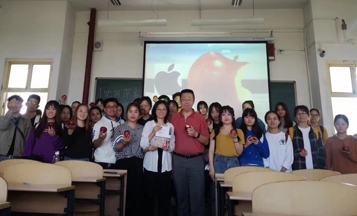 侯萬宏老師(中)課后與同學們合影 - 副本.jpg