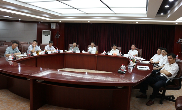 蘇文甫副校長與大港油田公司領(lǐng)導座談.JPG
